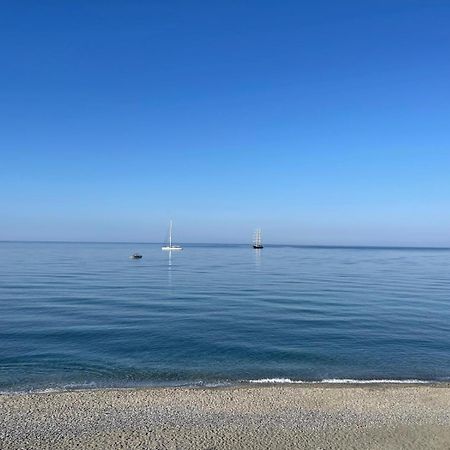 Beatrice Nel Centro Di Levanto Exteriör bild