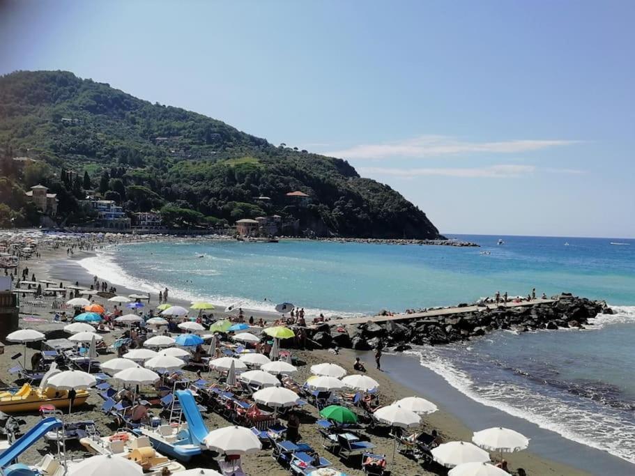Beatrice Nel Centro Di Levanto Exteriör bild